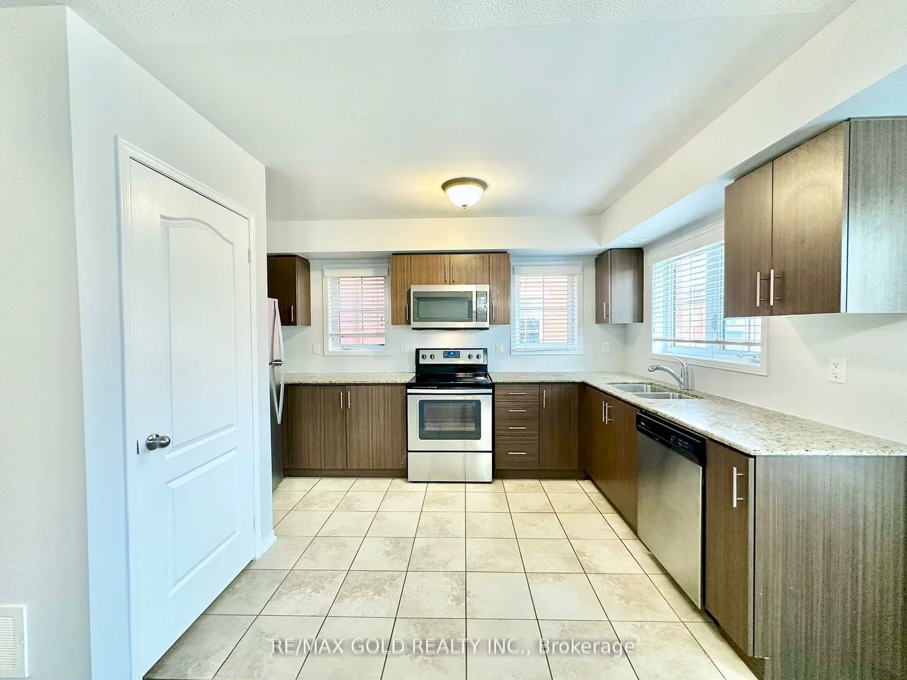2476, Post, 1015 - RO River Oaks, Oakville