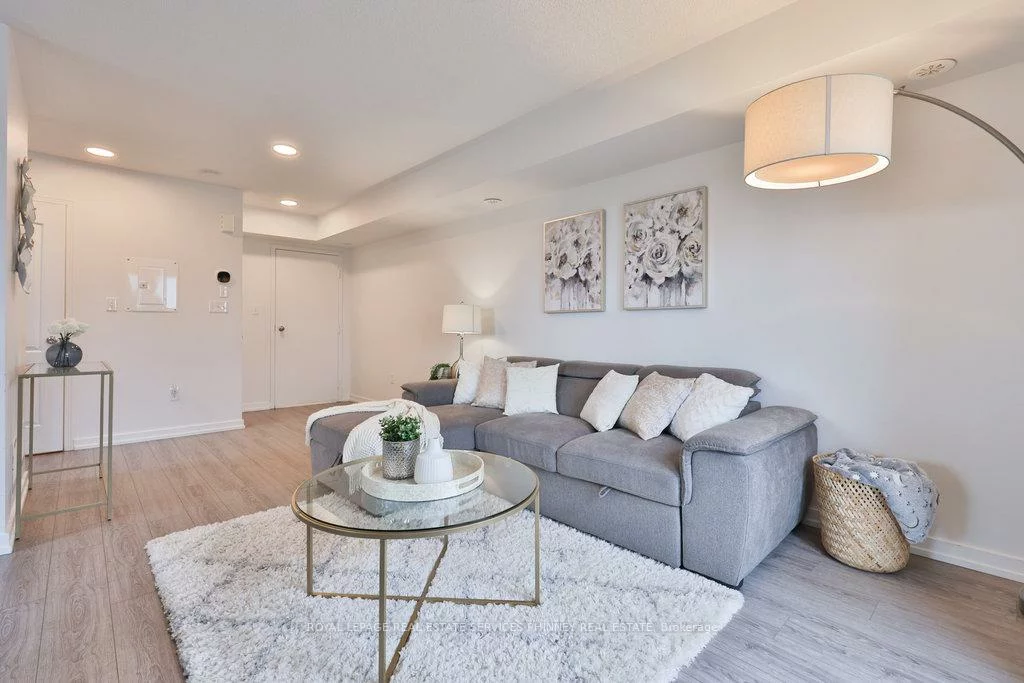 2500, Post, 1015 - RO River Oaks, Oakville
