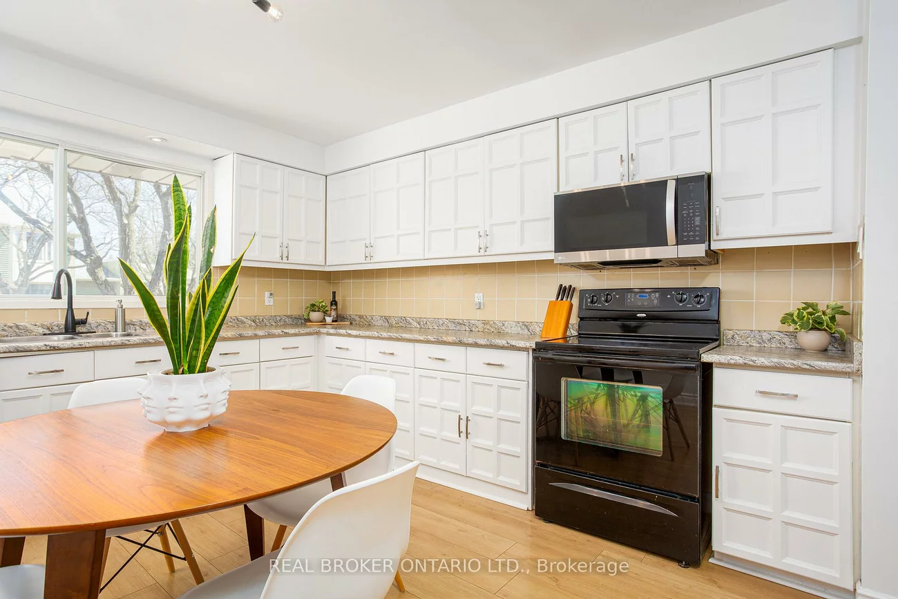 1135, McCraney, 1003 - CP College Park, Oakville