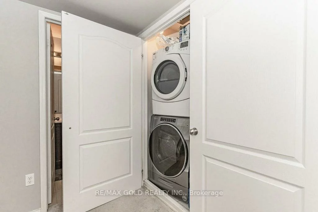 2468, Post, 1015 - RO River Oaks, Oakville