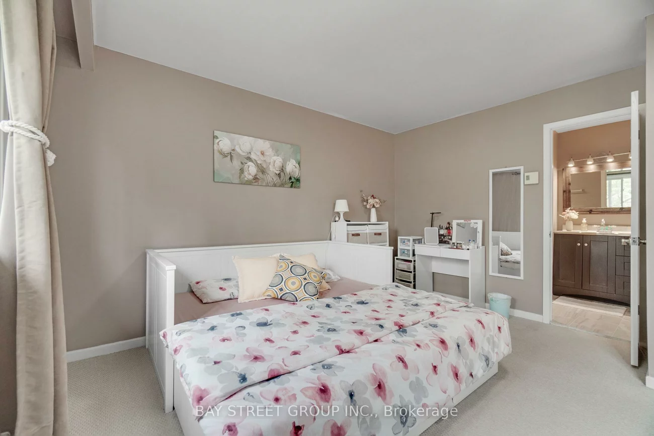 41, Nadia, 1003 - CP College Park, Oakville