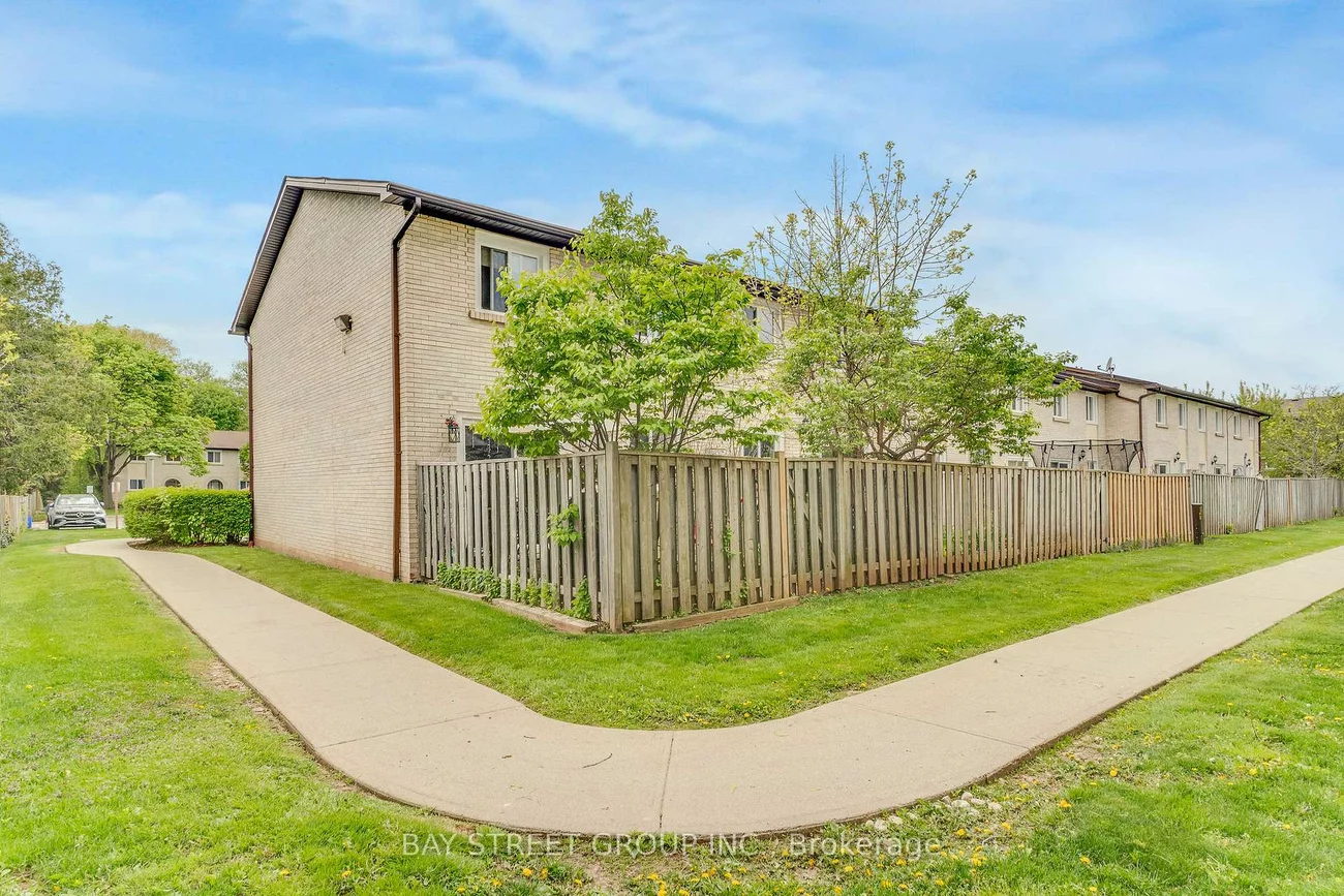 41, Nadia, 1003 - CP College Park, Oakville