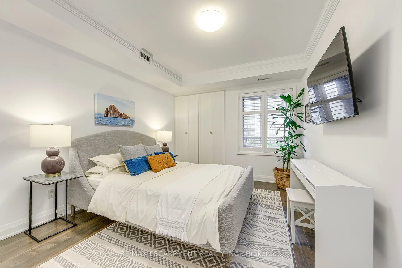 70, Stewart, 1002 - CO Central, Oakville