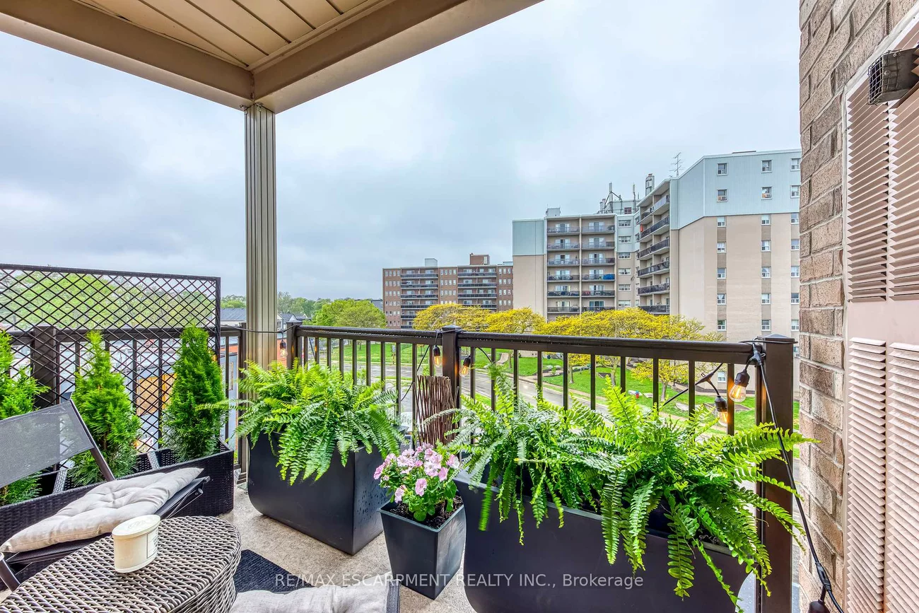 70, Stewart, 1002 - CO Central, Oakville