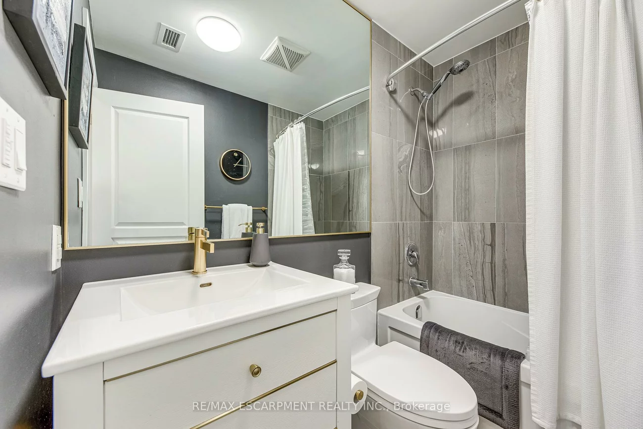 70, Stewart, 1002 - CO Central, Oakville