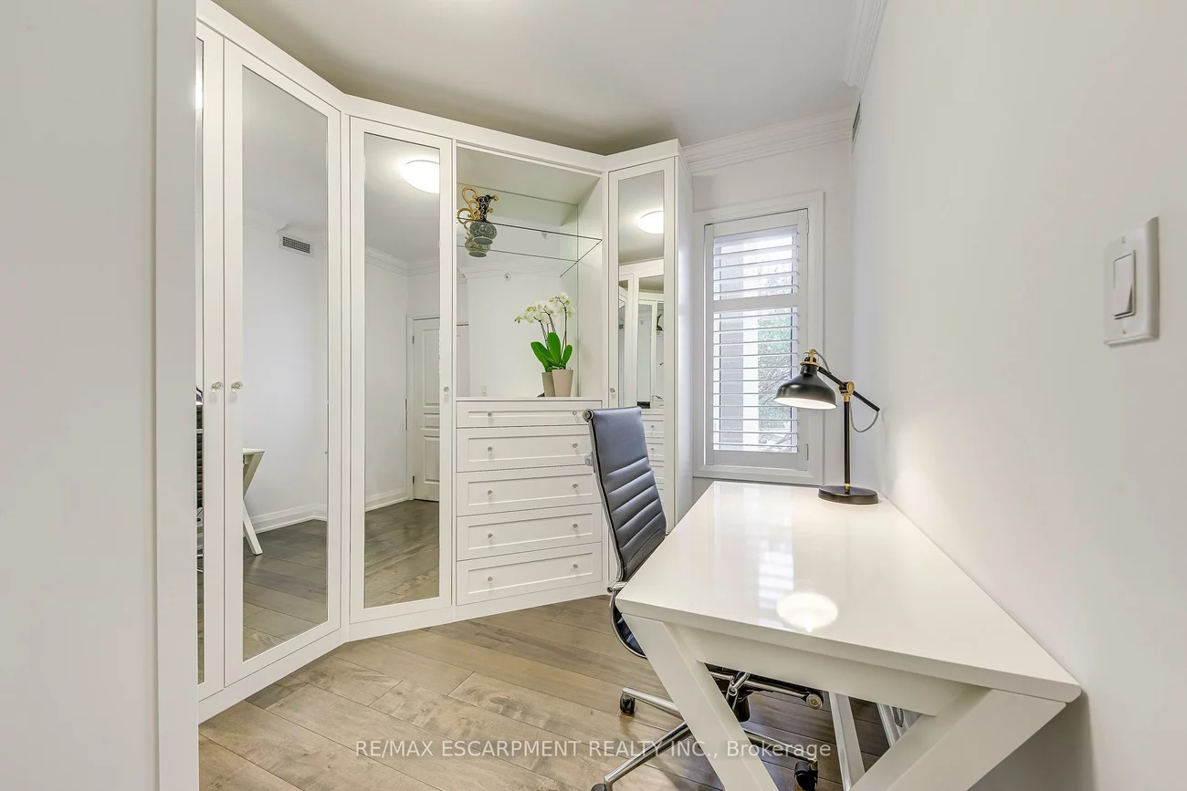 70, Stewart, 1002 - CO Central, Oakville