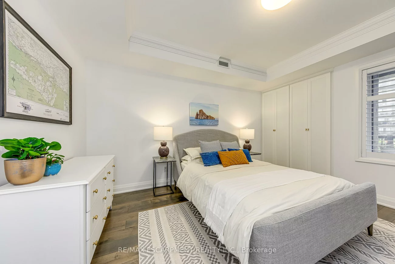 70, Stewart, 1002 - CO Central, Oakville