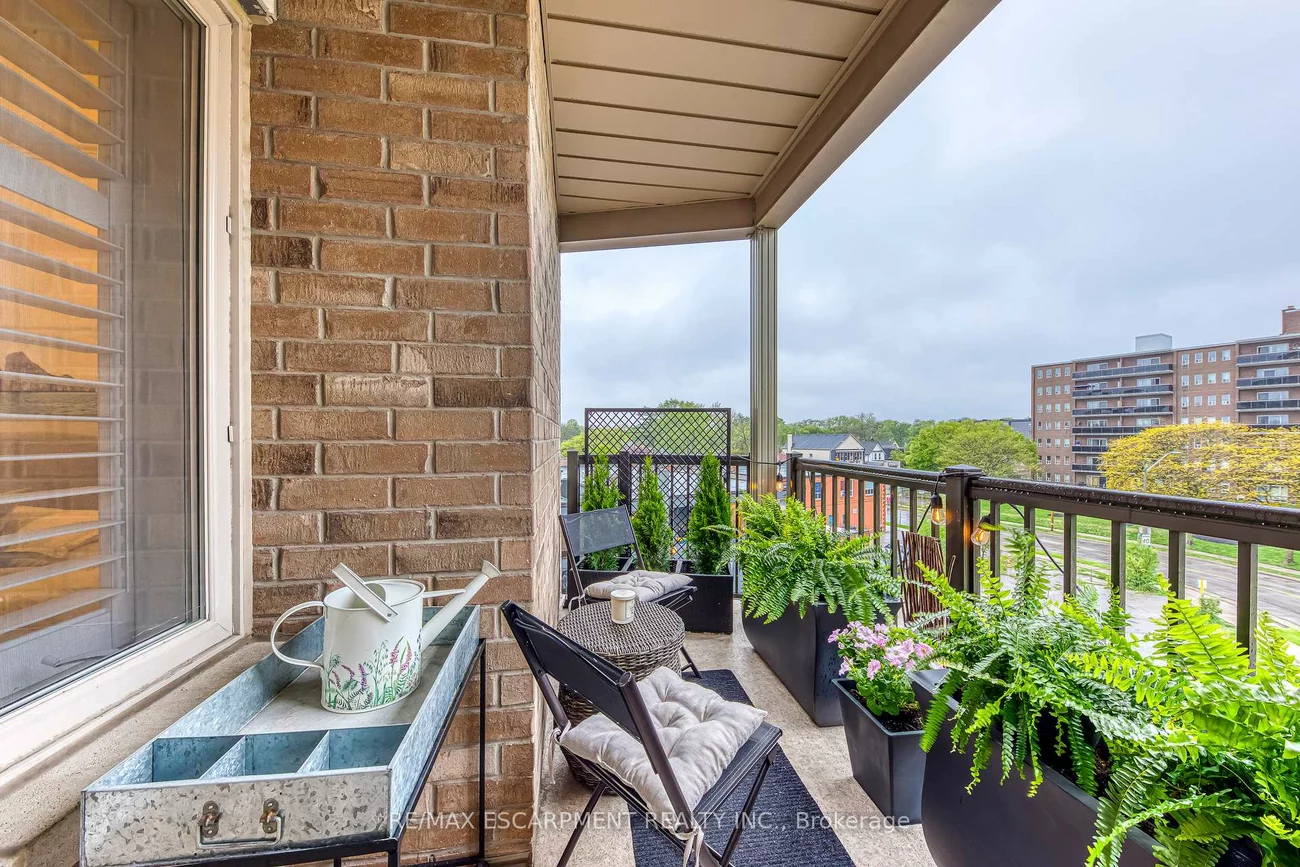 70, Stewart, 1002 - CO Central, Oakville