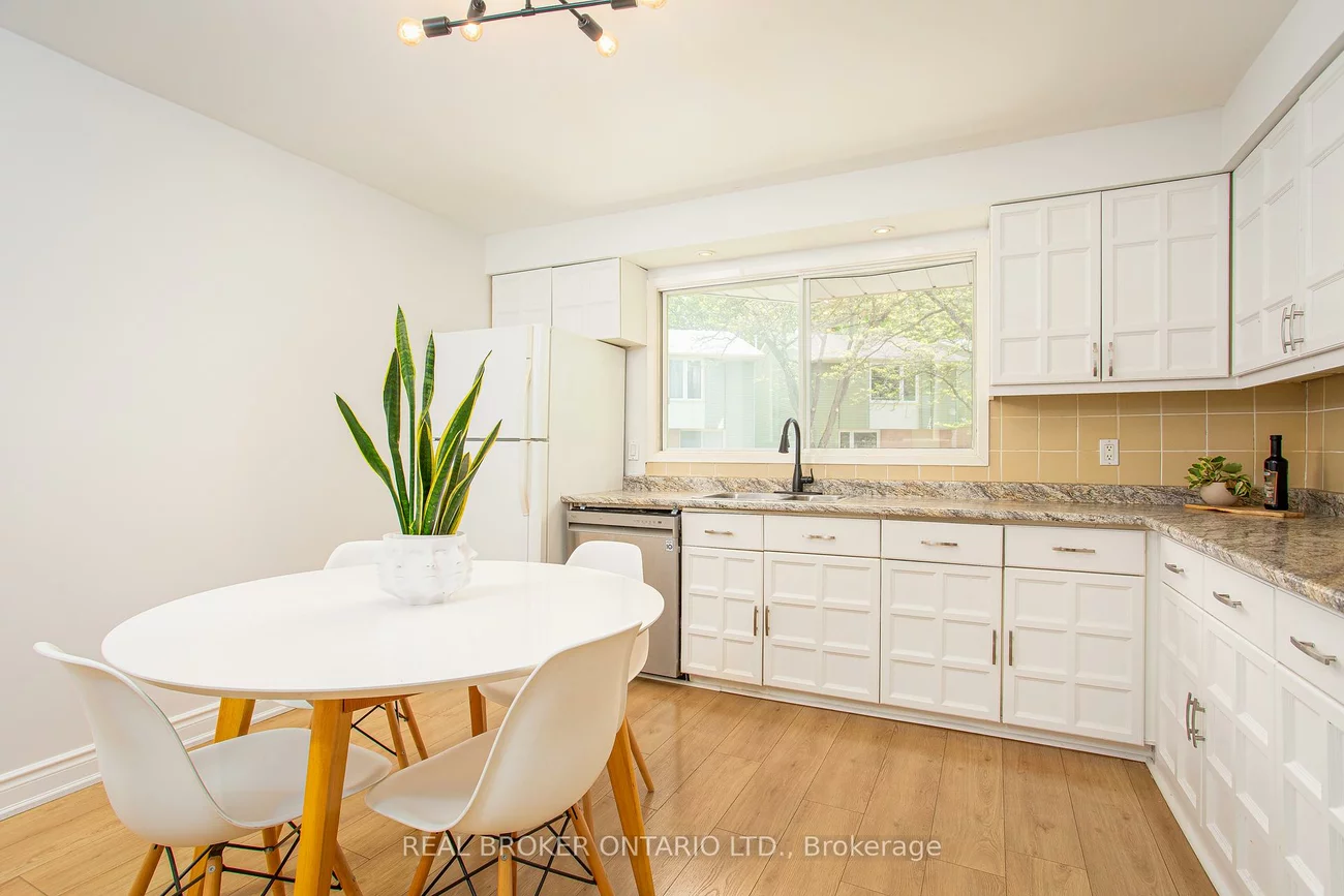 1135, McCraney, 1003 - CP College Park, Oakville