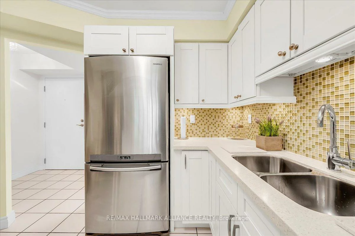 1071, QUEENS, 1003 - CP College Park, Oakville