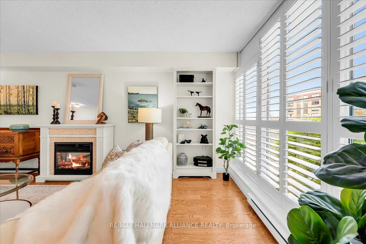 1071, QUEENS, 1003 - CP College Park, Oakville