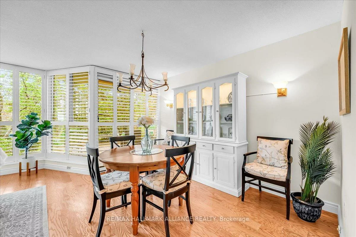 1071, QUEENS, 1003 - CP College Park, Oakville