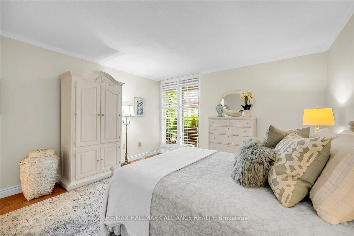1071, QUEENS, 1003 - CP College Park, Oakville