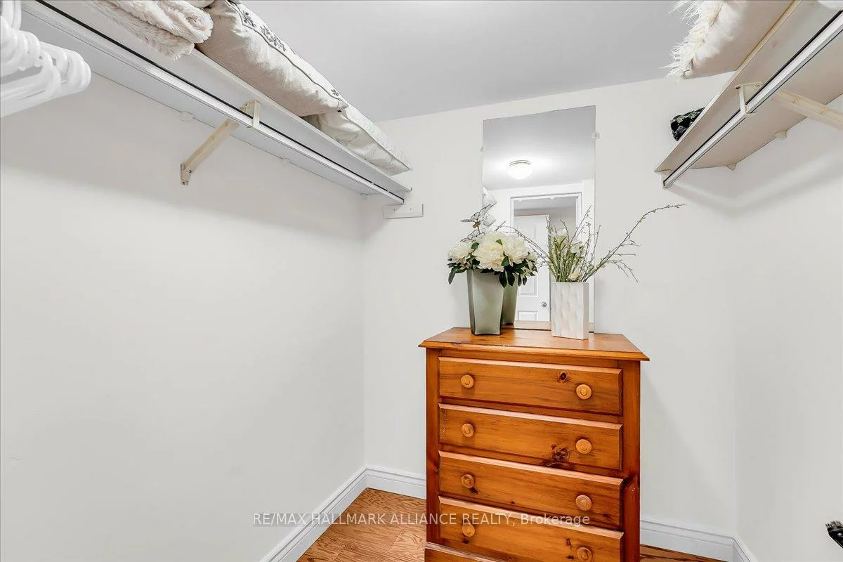 1071, QUEENS, 1003 - CP College Park, Oakville