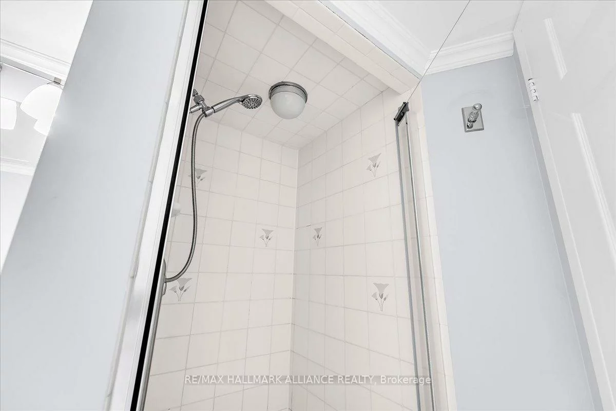 1071, QUEENS, 1003 - CP College Park, Oakville