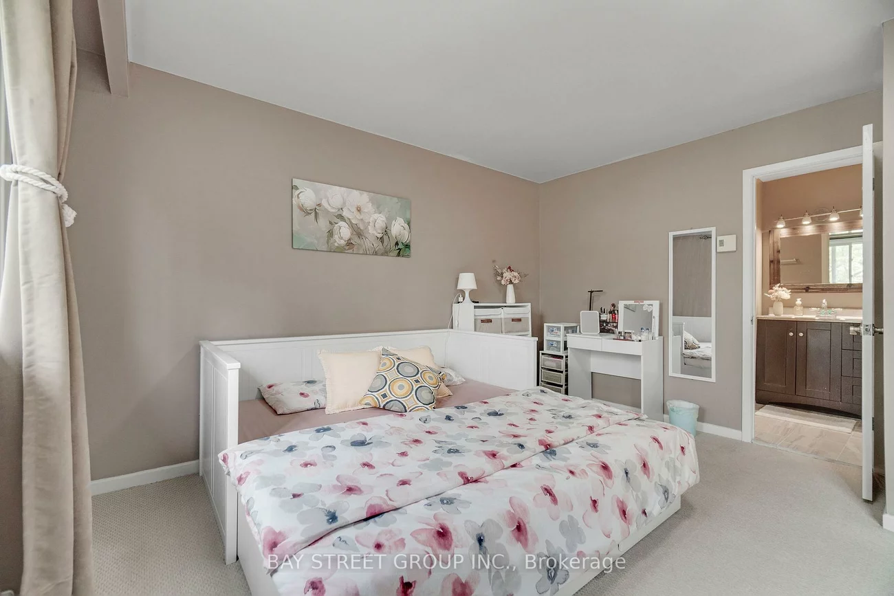 41, Nadia, 1003 - CP College Park, Oakville