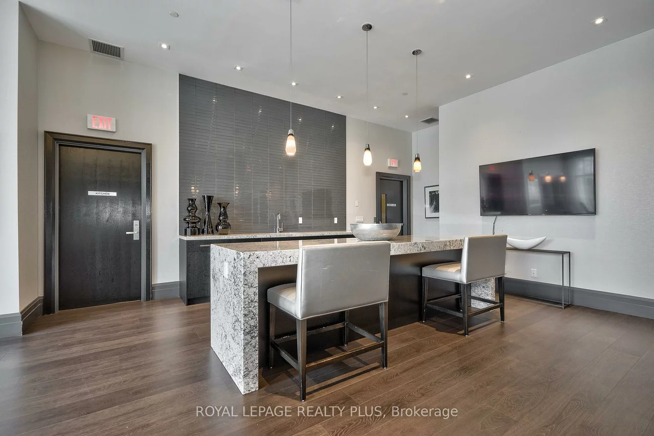 65, Speers, 1014 - QE Queen Elizabeth, Oakville