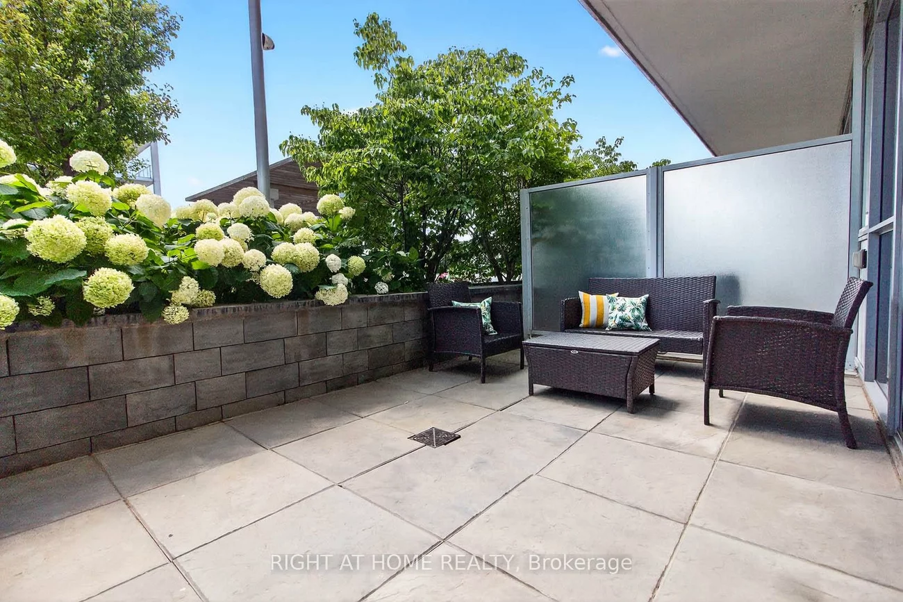 65, Speers, 1014 - QE Queen Elizabeth, Oakville
