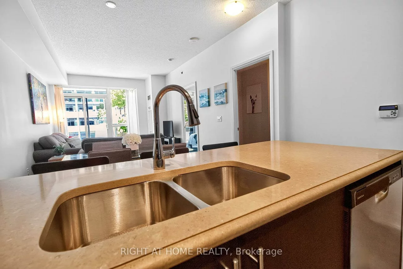 65, Speers, 1014 - QE Queen Elizabeth, Oakville