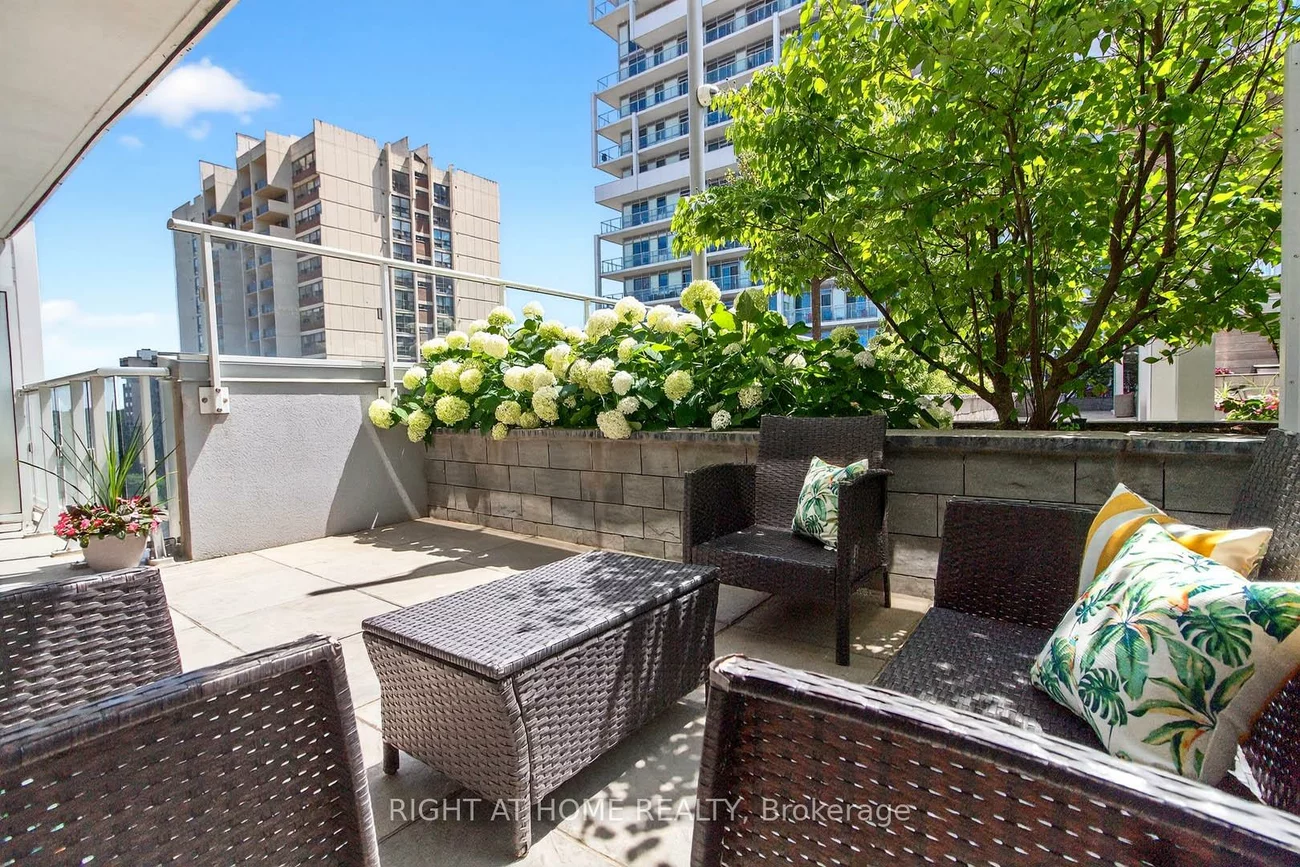 65, Speers, 1014 - QE Queen Elizabeth, Oakville