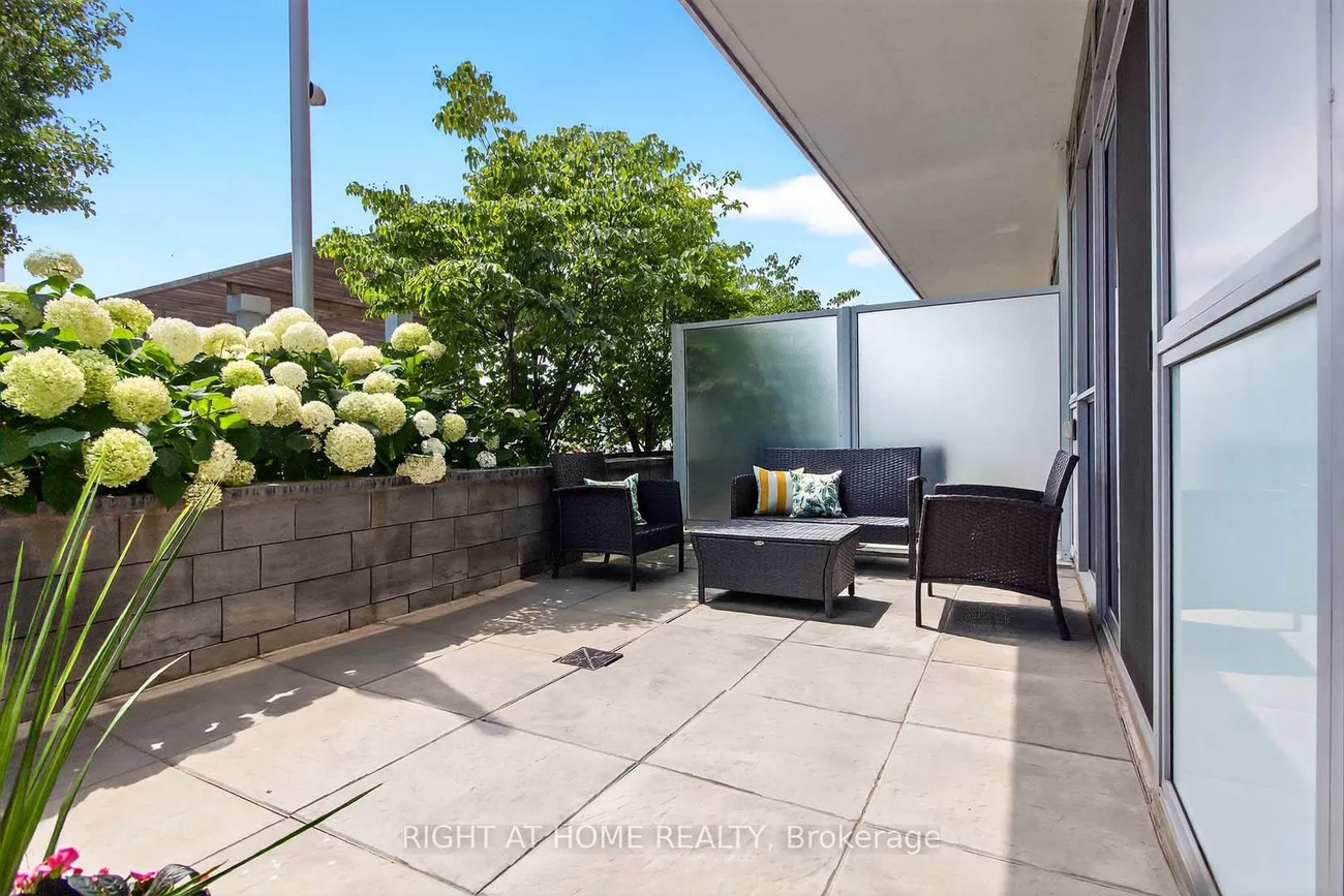 65, Speers, 1014 - QE Queen Elizabeth, Oakville
