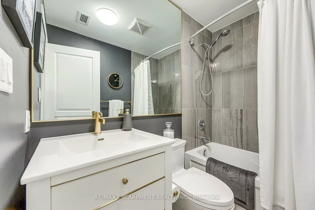 70, Stewart, 1002 - CO Central, Oakville