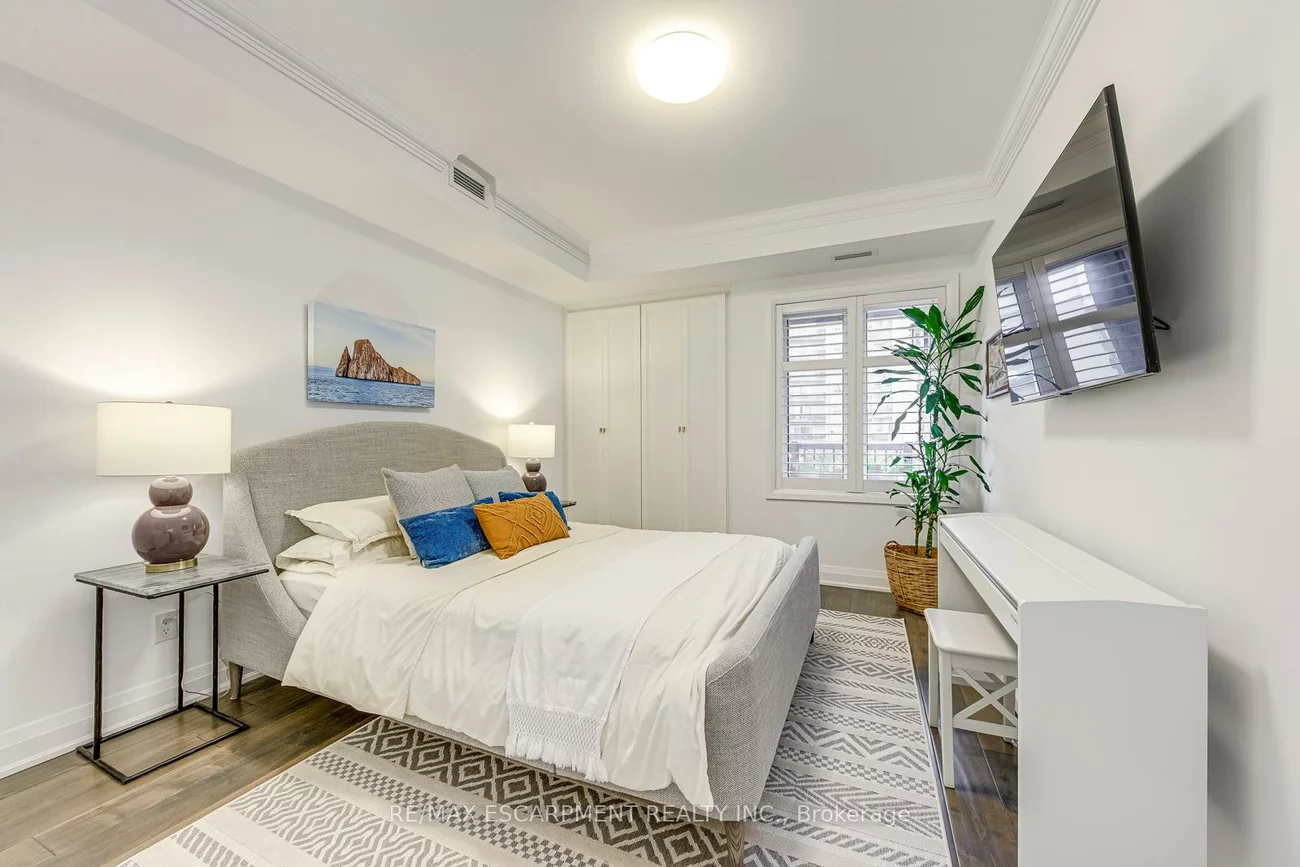70, Stewart, 1002 - CO Central, Oakville