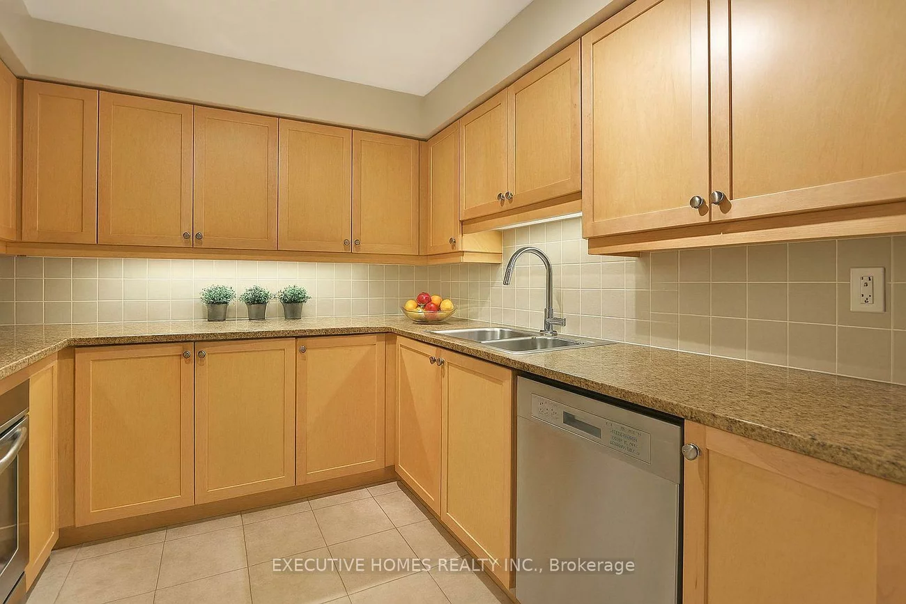 40, Old Mill, 1014 - QE Queen Elizabeth, Oakville