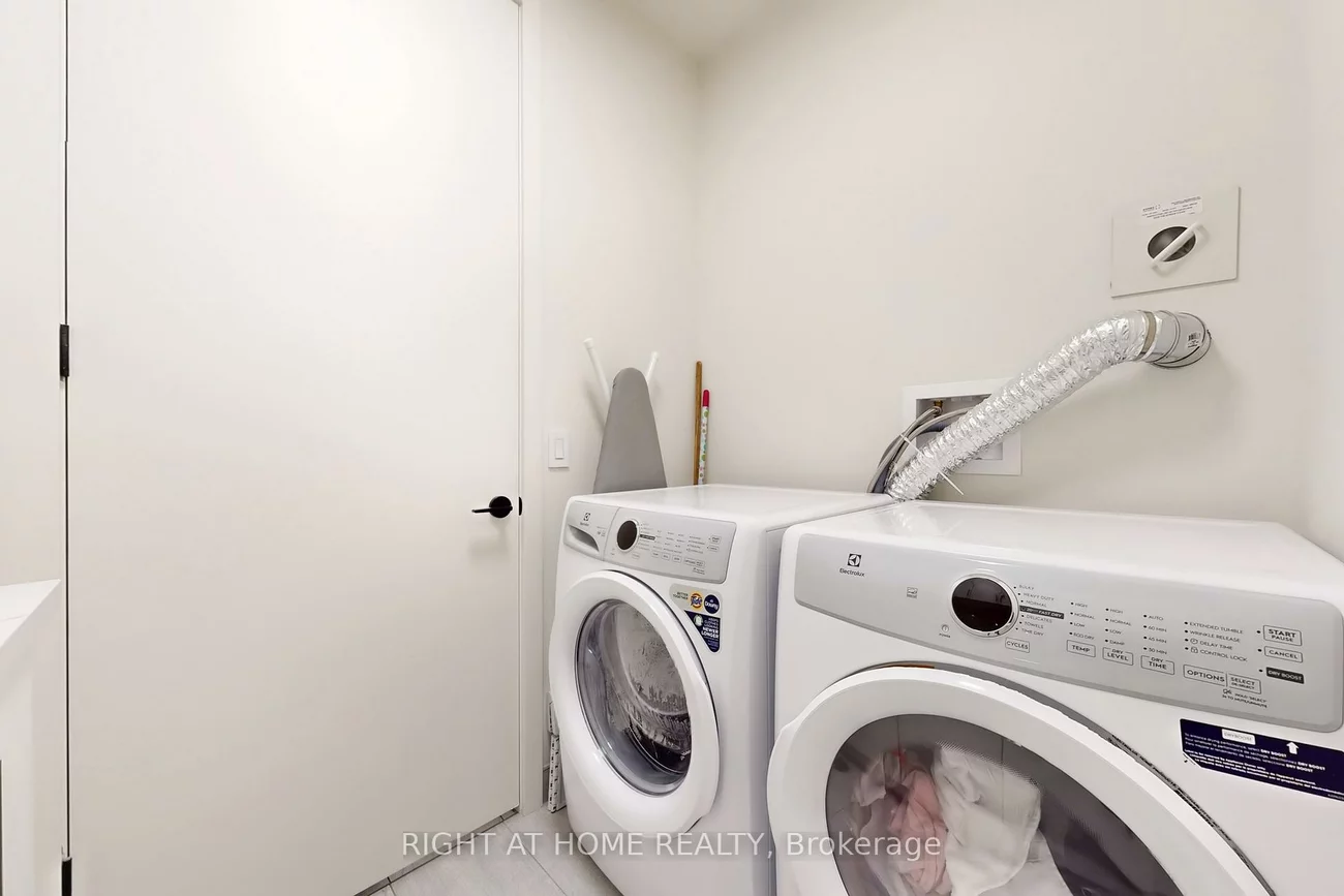 123, Maurice, 1002 - CO Central, Oakville