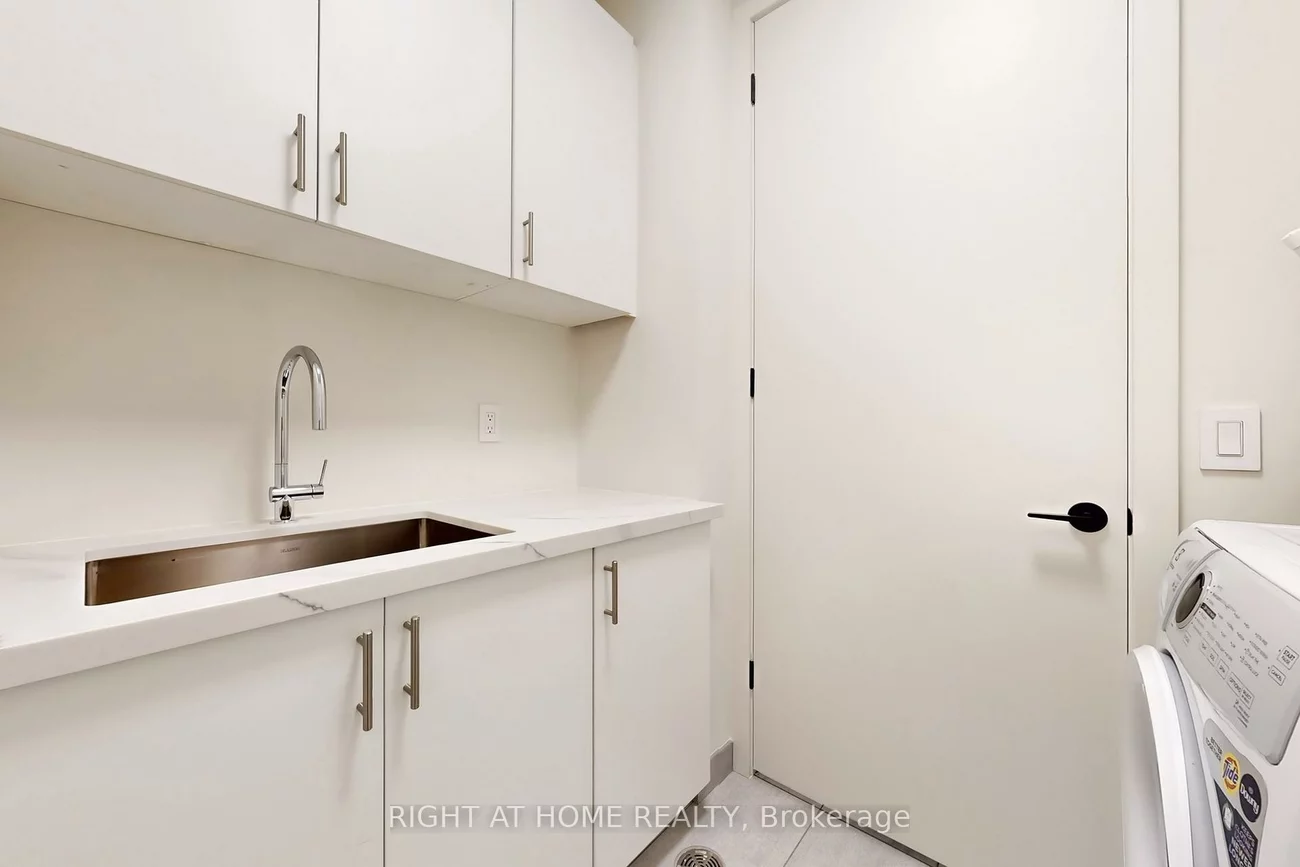 123, Maurice, 1002 - CO Central, Oakville