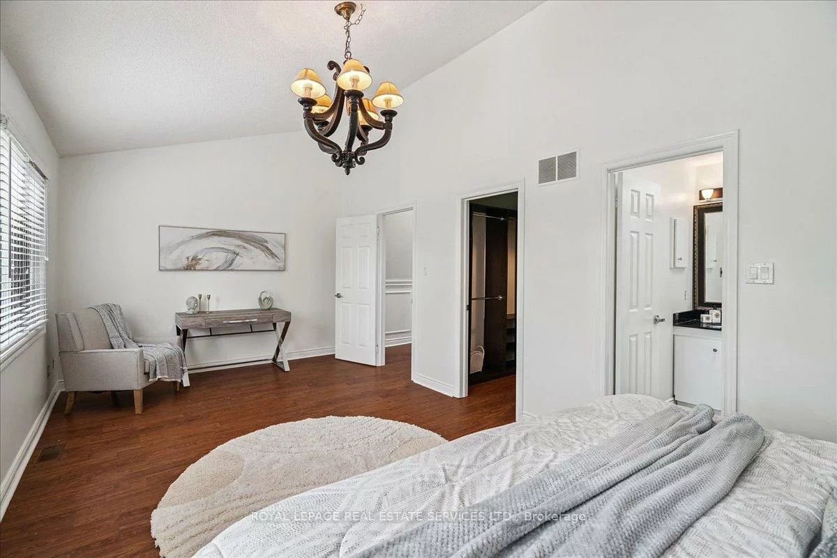 1100, Queens, 1003 - CP College Park, Oakville