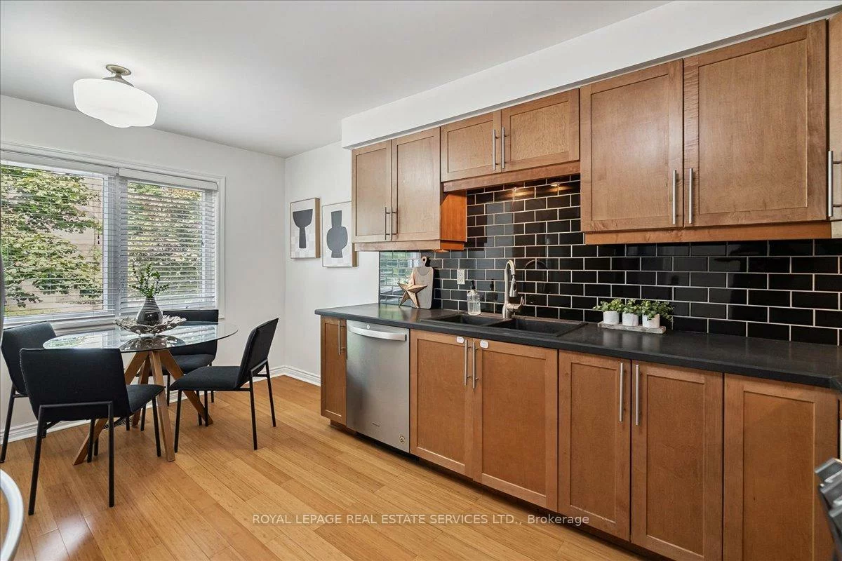 1100, Queens, 1003 - CP College Park, Oakville