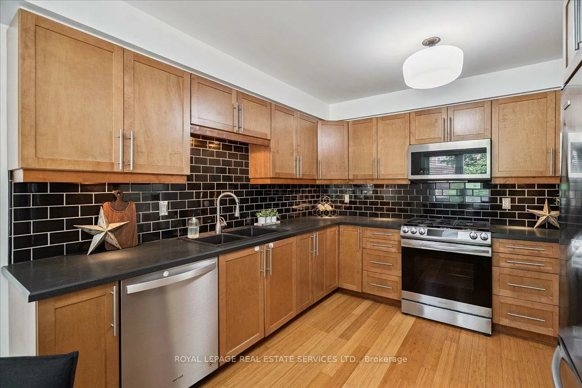 1100, Queens, 1003 - CP College Park, Oakville