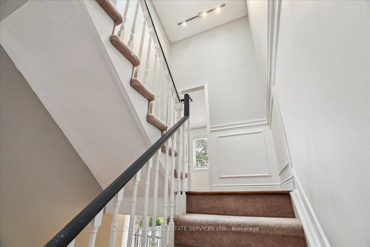 1100, Queens, 1003 - CP College Park, Oakville