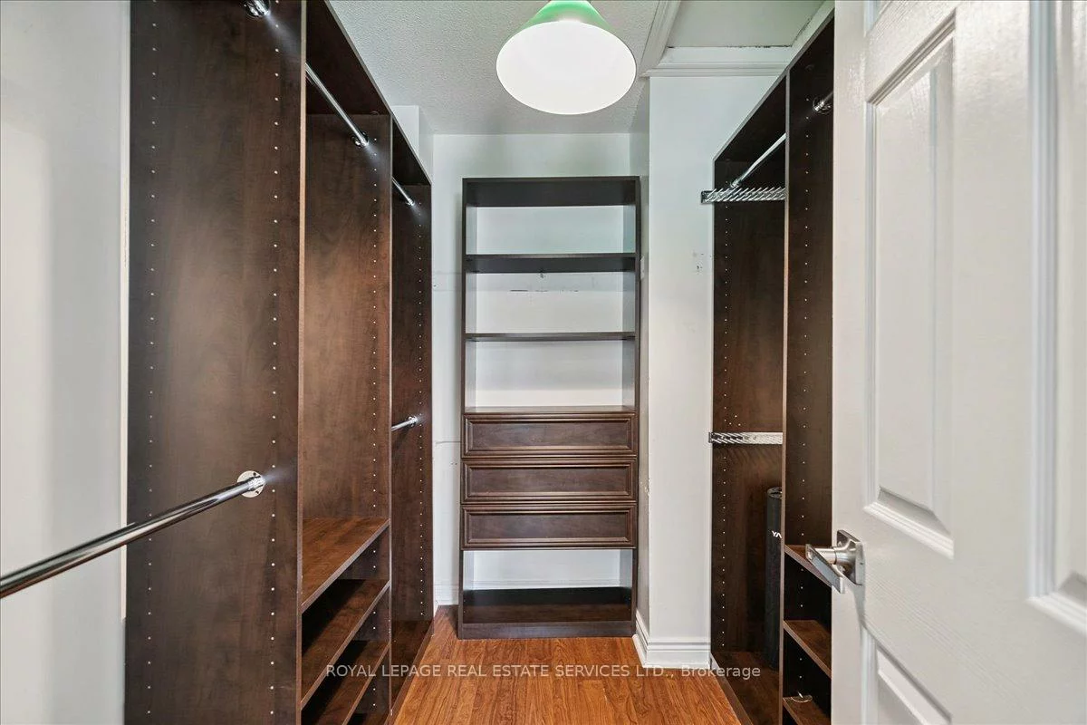 1100, Queens, 1003 - CP College Park, Oakville