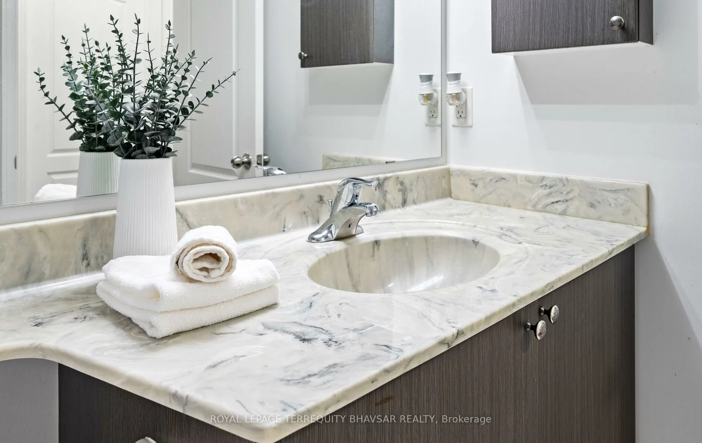 2460, Post, 1015 - RO River Oaks, Oakville