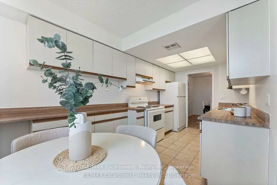 1230, Marlborough, 1003 - CP College Park, Oakville