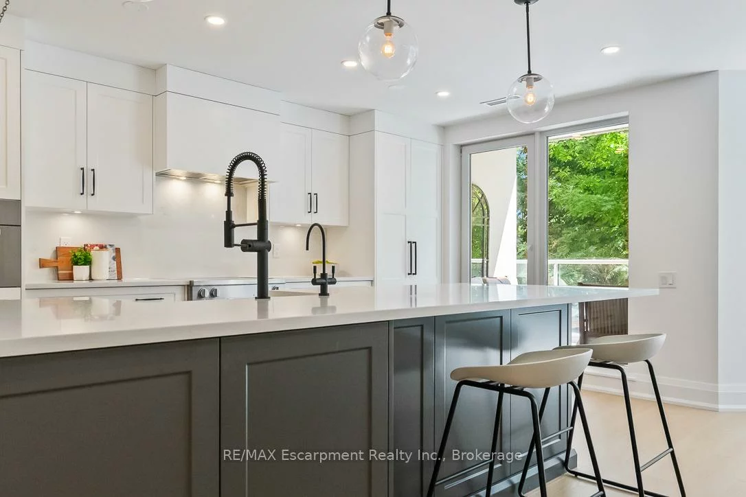 40, Old Mill, 1014 - QE Queen Elizabeth, Oakville