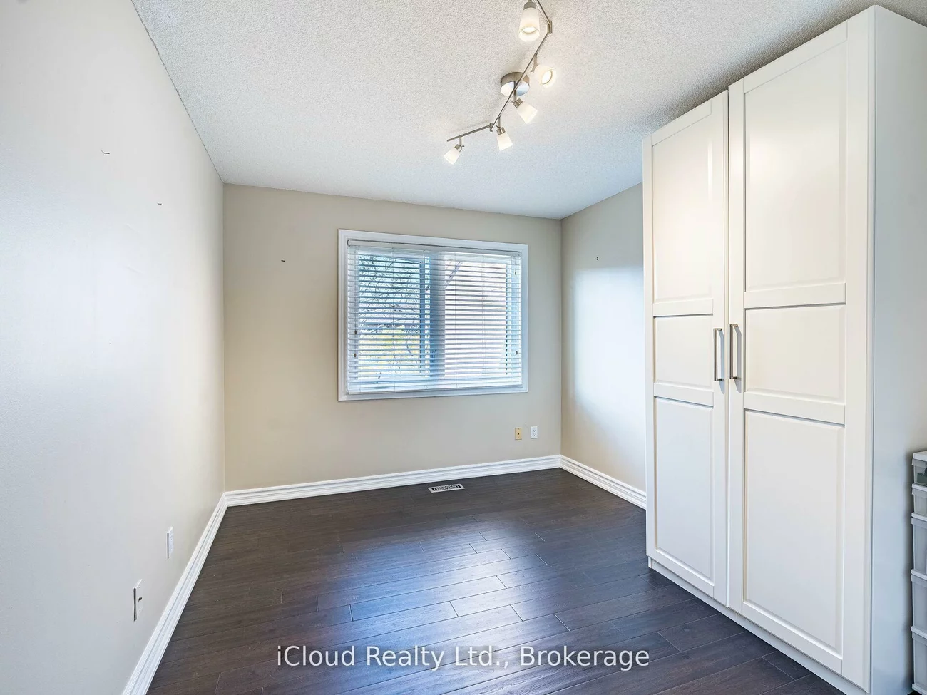 1100, Queens, 1003 - CP College Park, Oakville