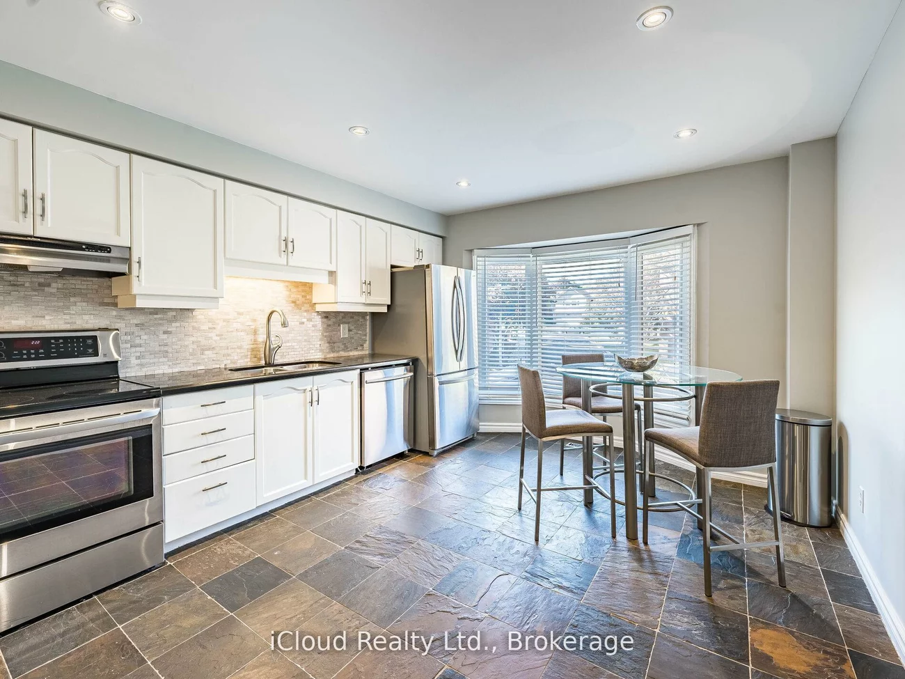 1100, Queens, 1003 - CP College Park, Oakville