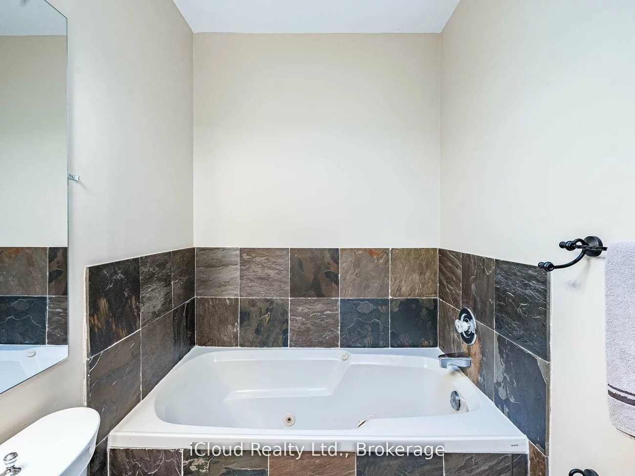 1100, Queens, 1003 - CP College Park, Oakville