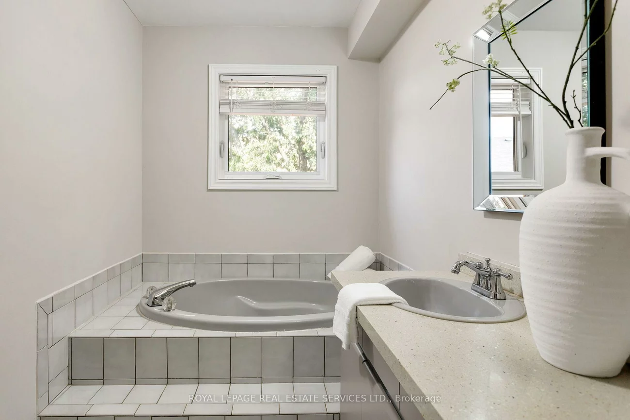 2006, Glenada, 1018 - WC Wedgewood Creek, Oakville