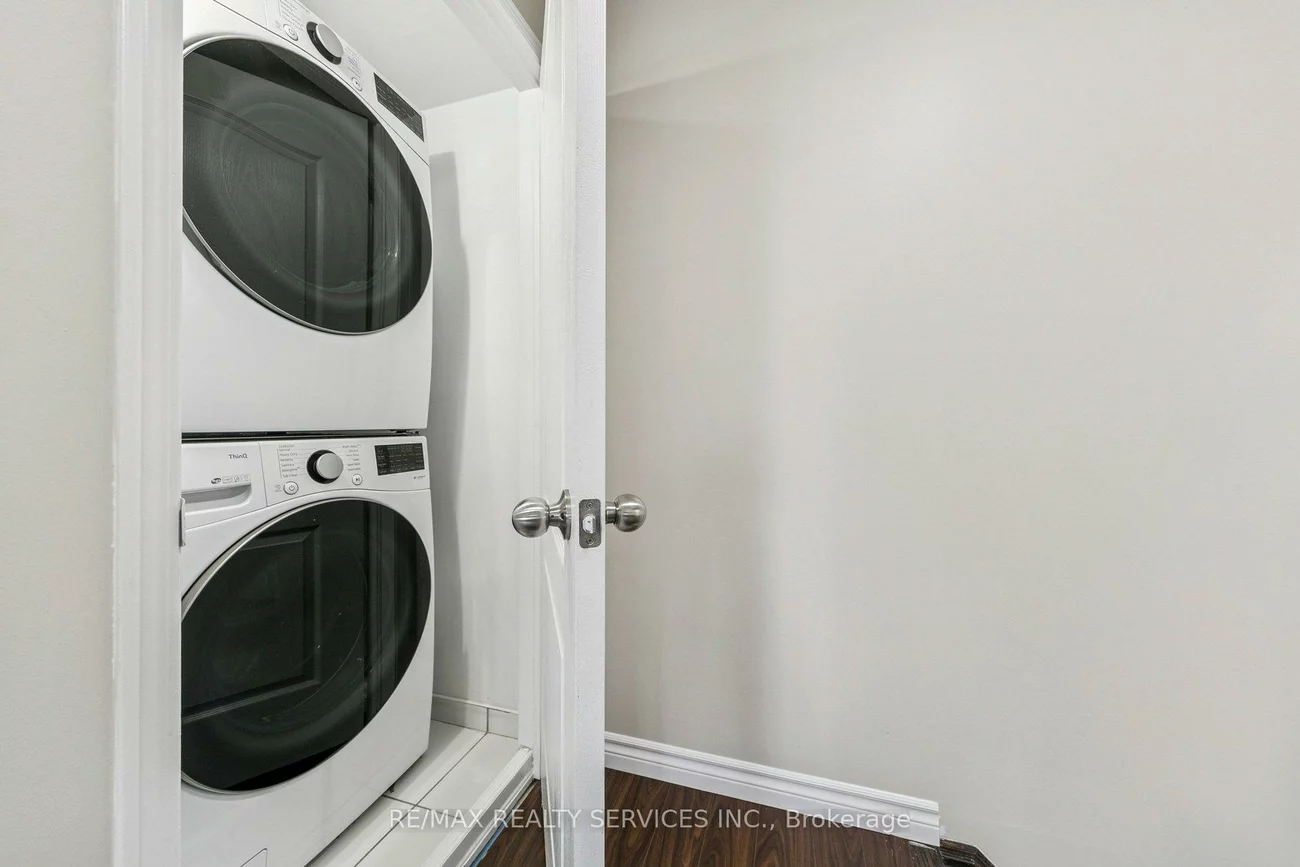 2504, Post, 1015 - RO River Oaks, Oakville