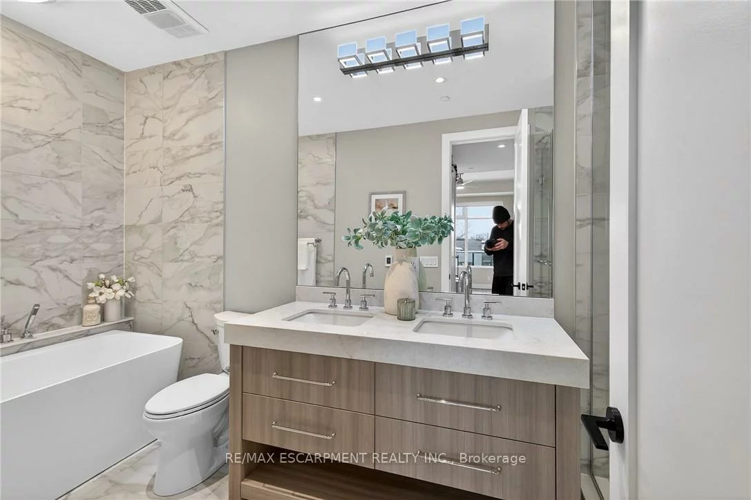 123, Maurice, 1002 - CO Central, Oakville