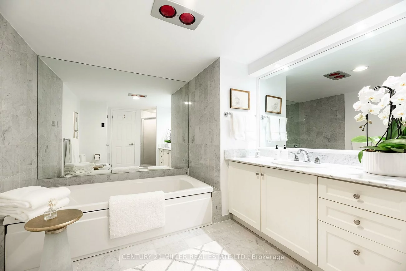 100, Lakeshore, 1013 - OO Old Oakville, Oakville