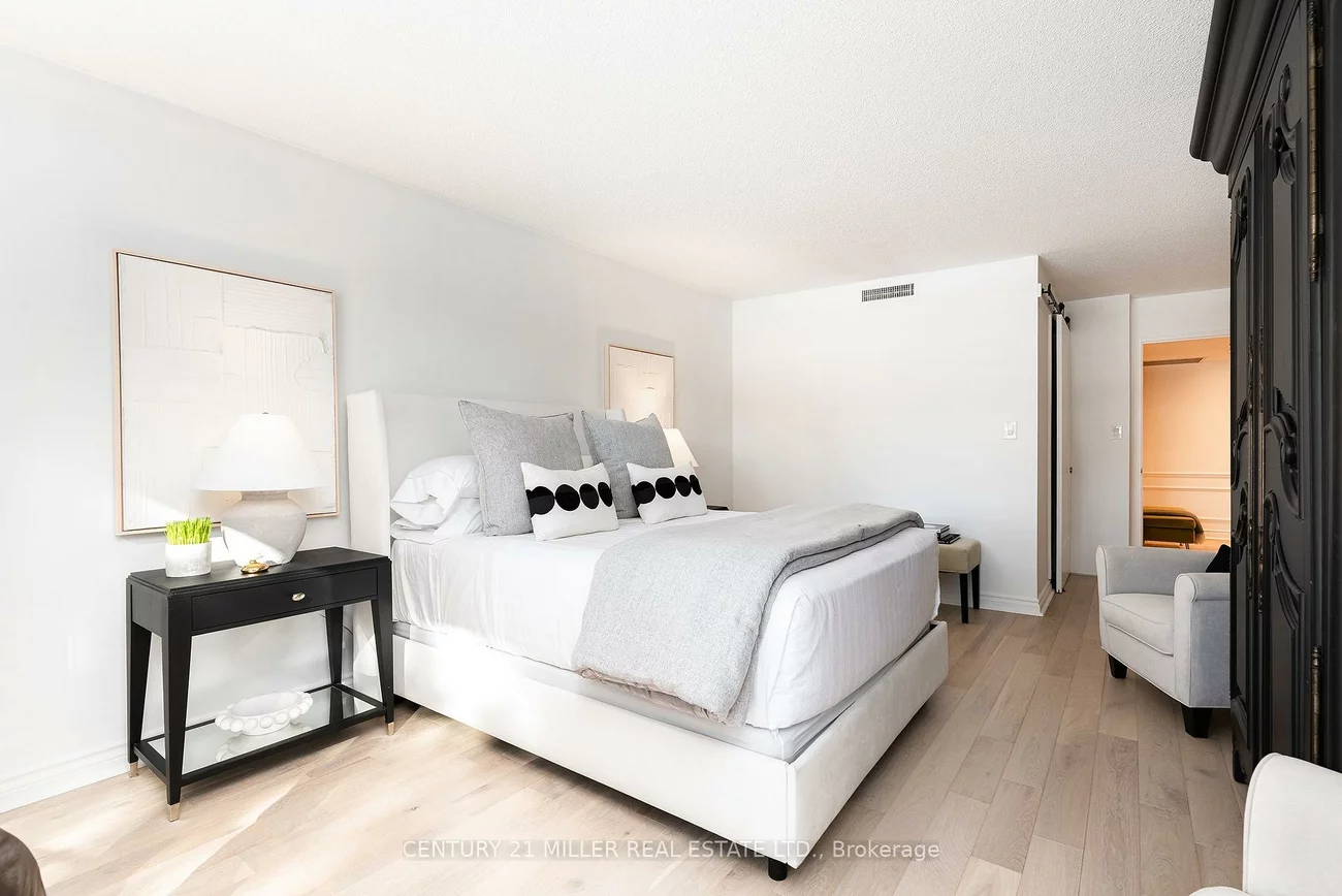 100, Lakeshore, 1013 - OO Old Oakville, Oakville