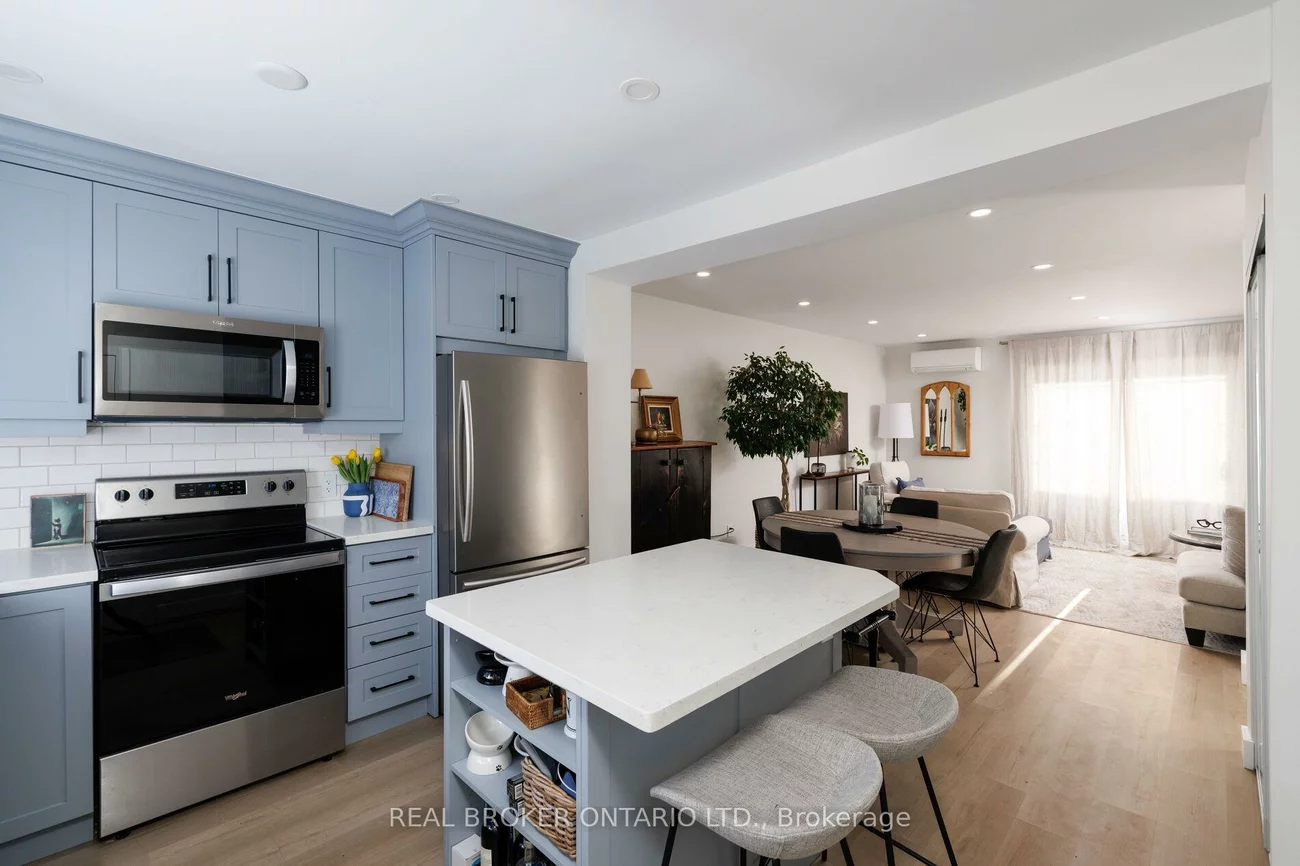 61, Sarah, 1001 - BR Bronte, Oakville