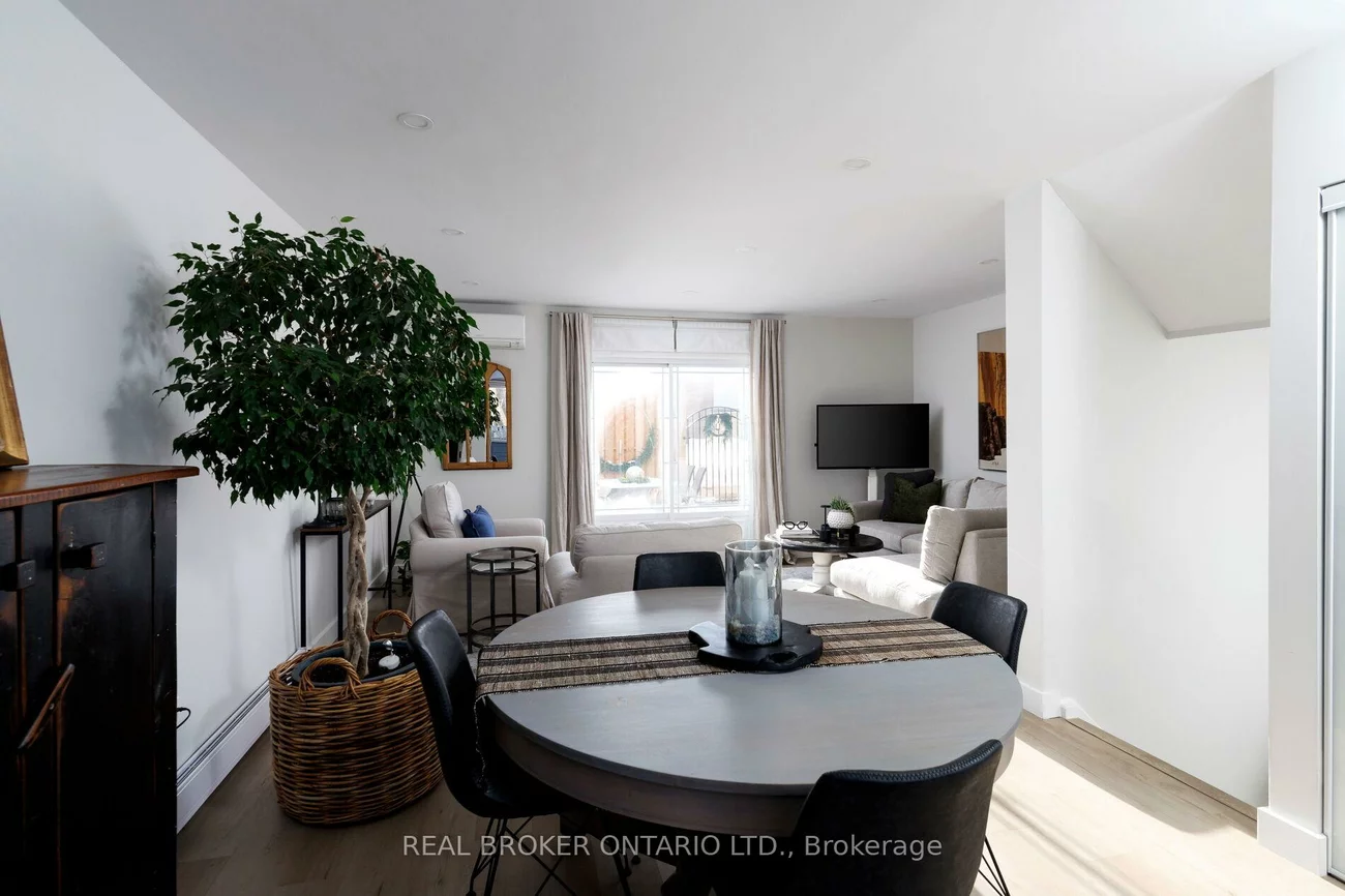 61, Sarah, 1001 - BR Bronte, Oakville