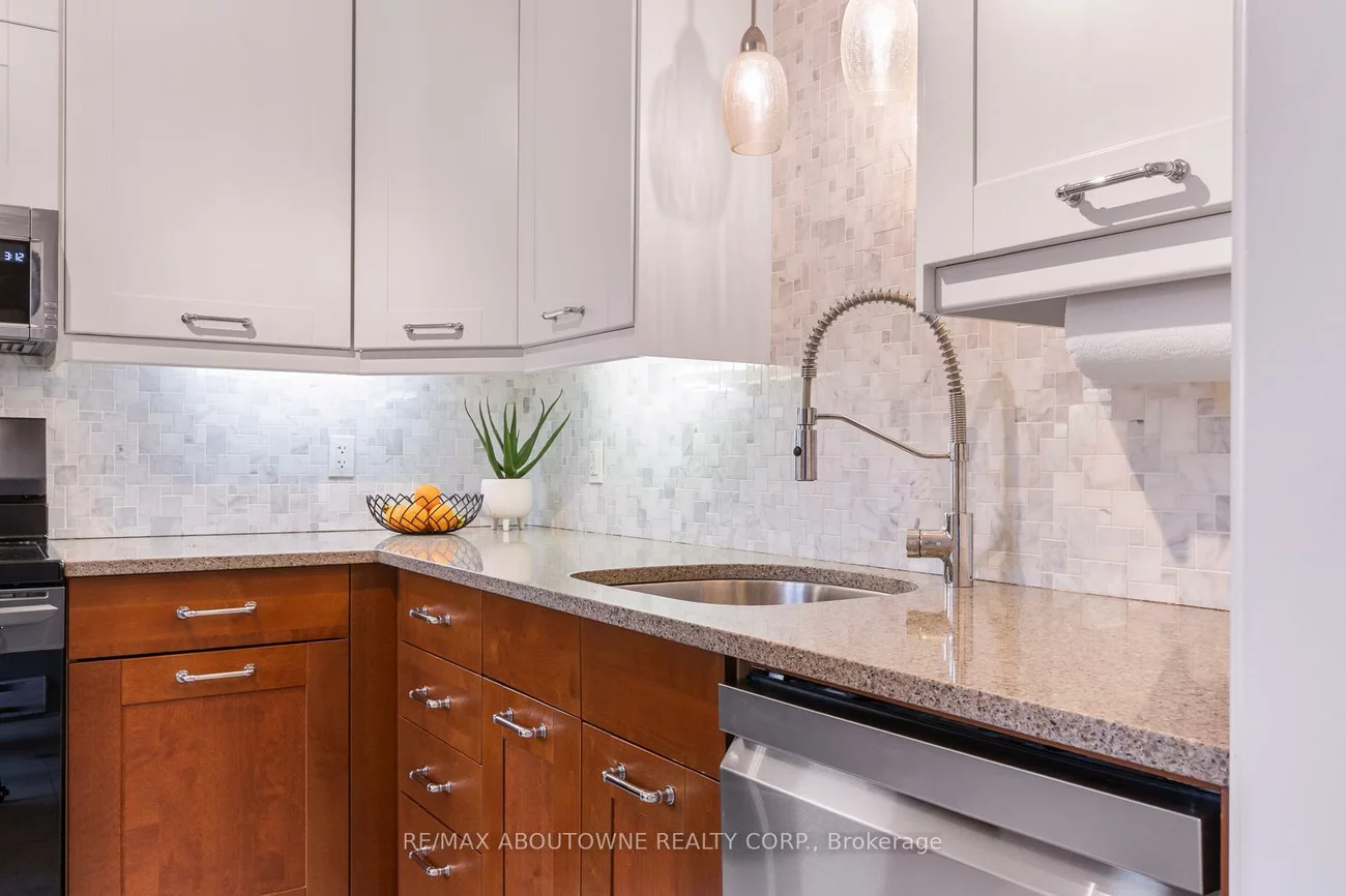 71, Sarah, 1001 - BR Bronte, Oakville