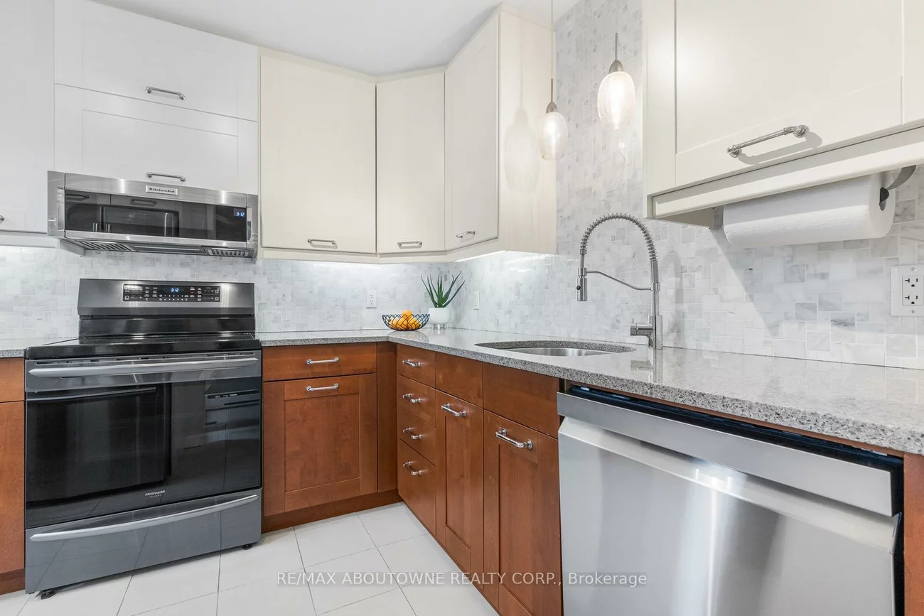 71, Sarah, 1001 - BR Bronte, Oakville